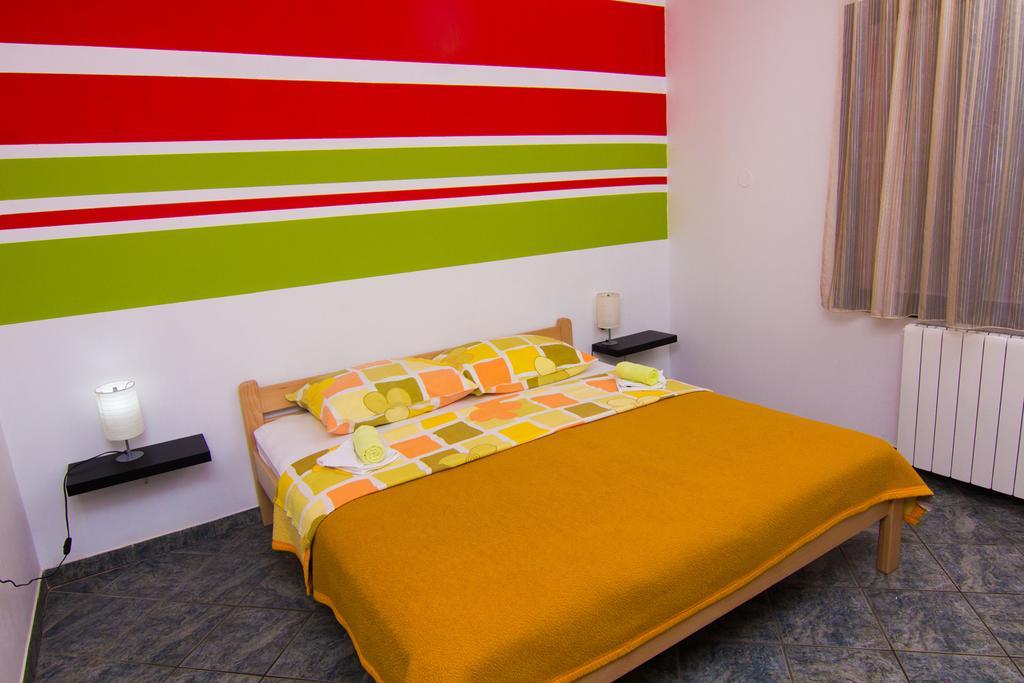 Apartmani Zuzic Krk Town Rum bild