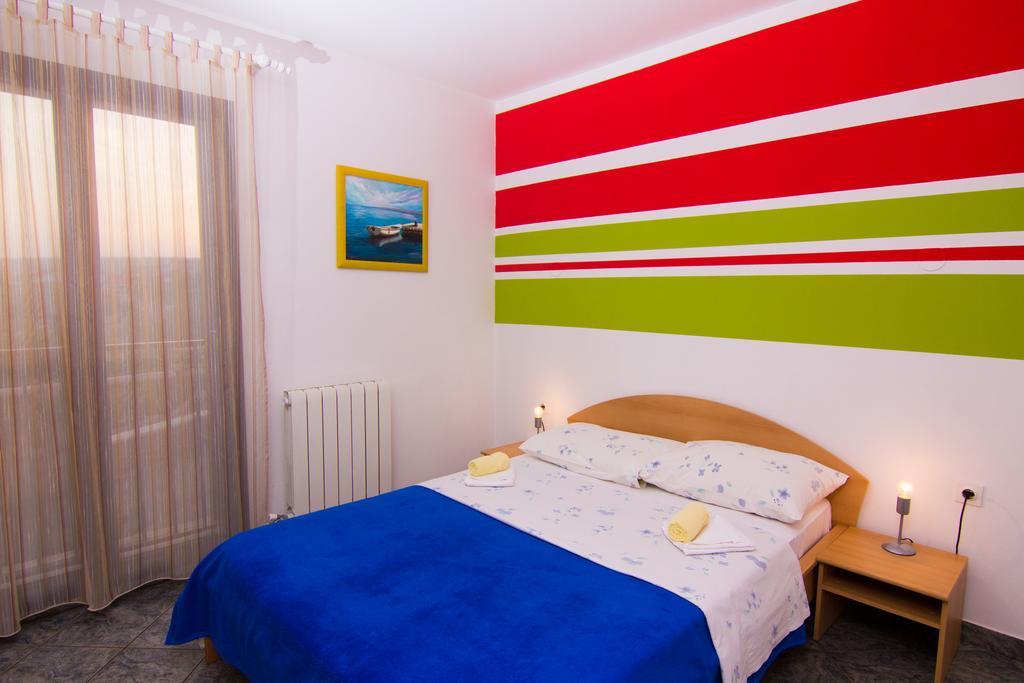 Apartmani Zuzic Krk Town Rum bild