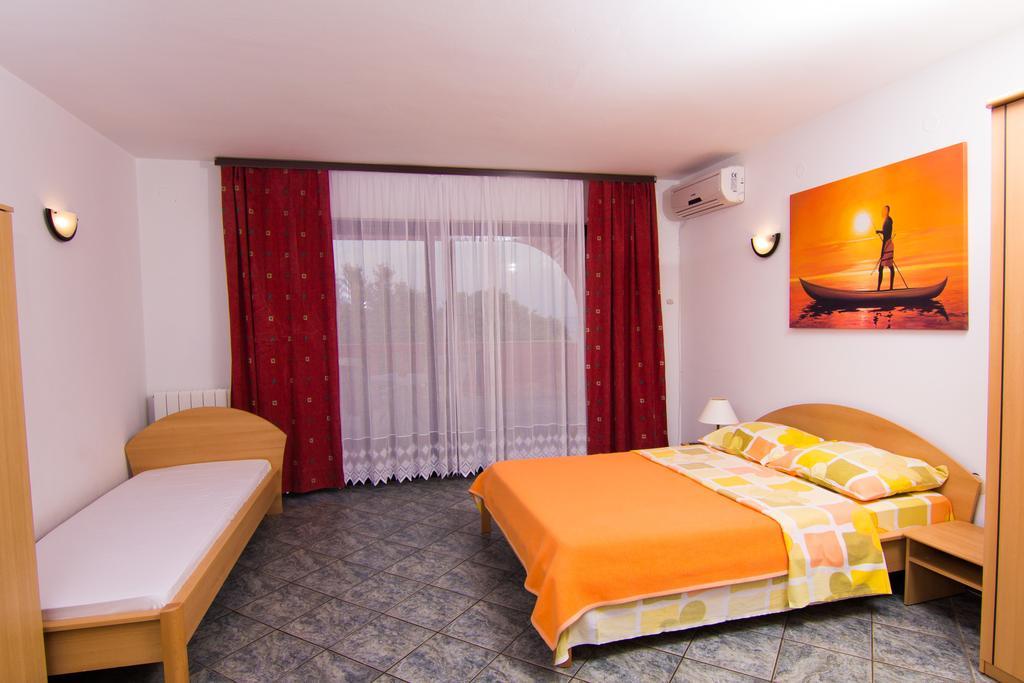 Apartmani Zuzic Krk Town Rum bild