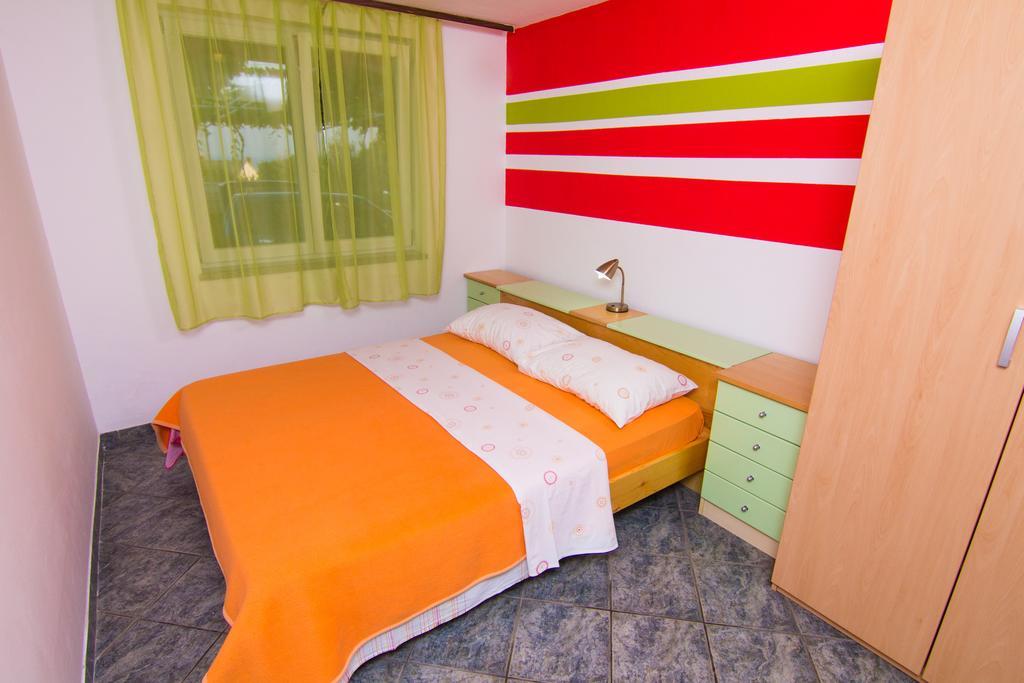 Apartmani Zuzic Krk Town Rum bild