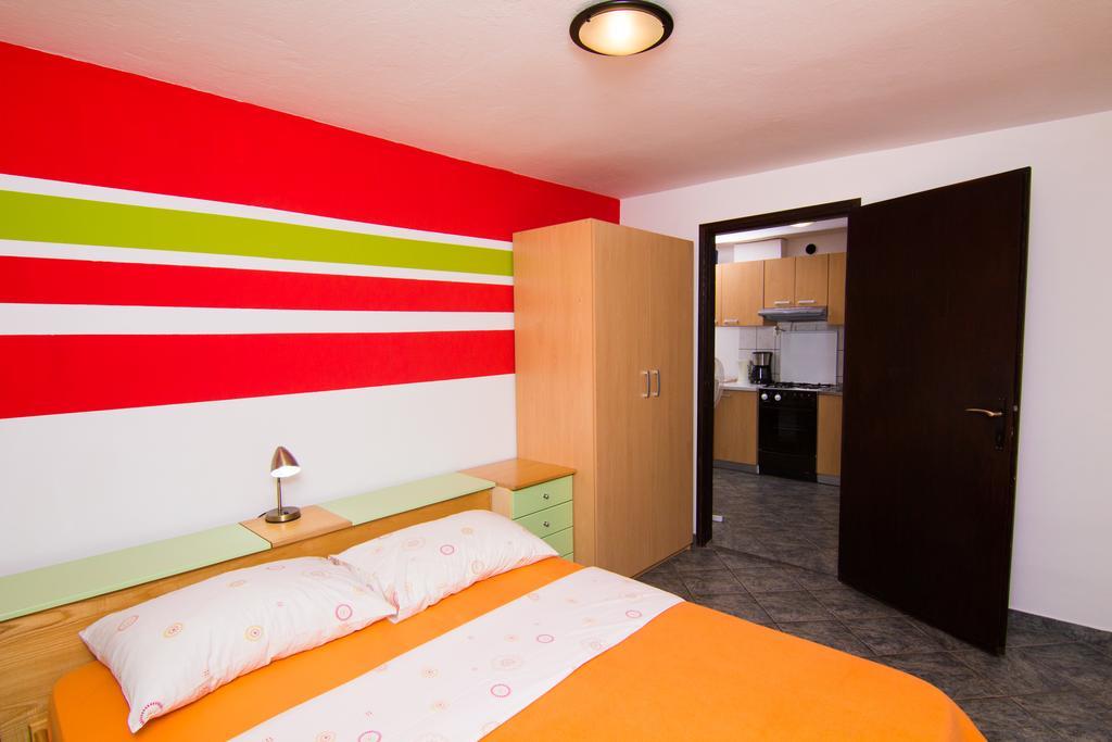 Apartmani Zuzic Krk Town Rum bild