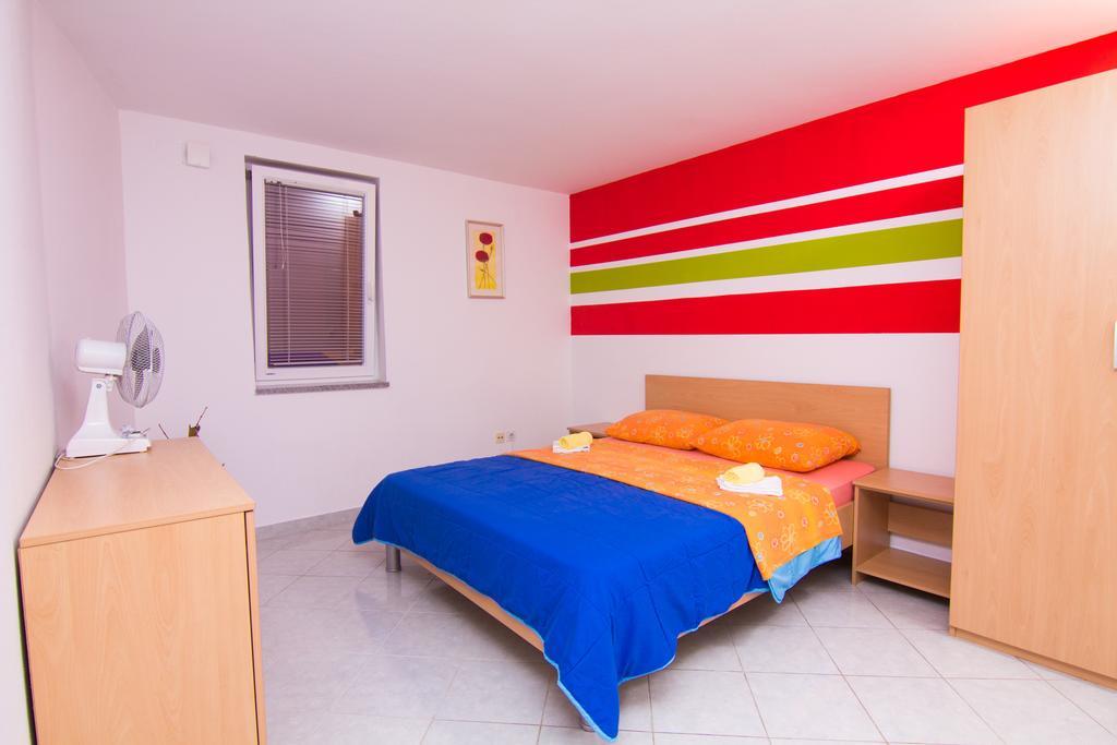 Apartmani Zuzic Krk Town Rum bild